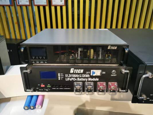 Batterie LiFePO4 à cycle profond 51,2 V 100 Ah 5 kWh montée en rack pour le stockage d'énergie solaire